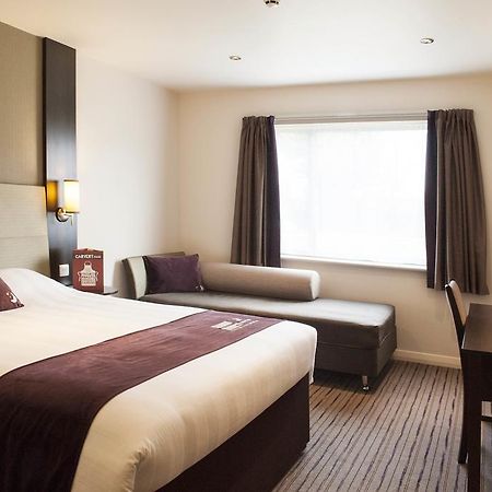 Premier Inn High Wycombe/Beaconsfield Esterno foto
