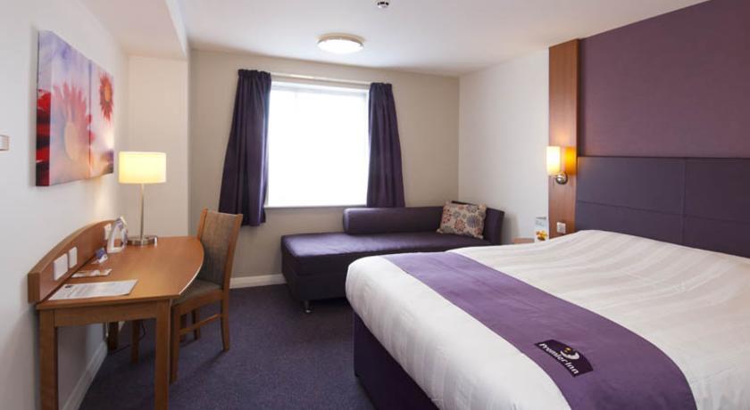 Premier Inn High Wycombe/Beaconsfield Esterno foto