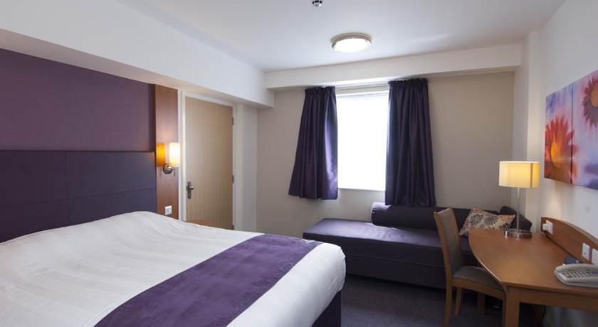 Premier Inn High Wycombe/Beaconsfield Esterno foto