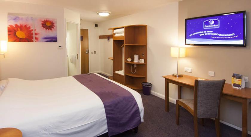 Premier Inn High Wycombe/Beaconsfield Esterno foto