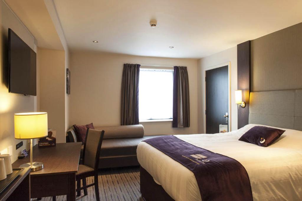 Premier Inn High Wycombe/Beaconsfield Esterno foto