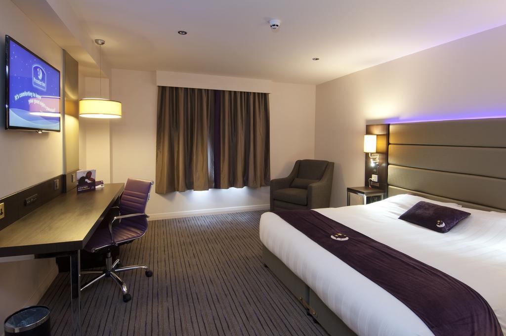 Premier Inn High Wycombe/Beaconsfield Esterno foto
