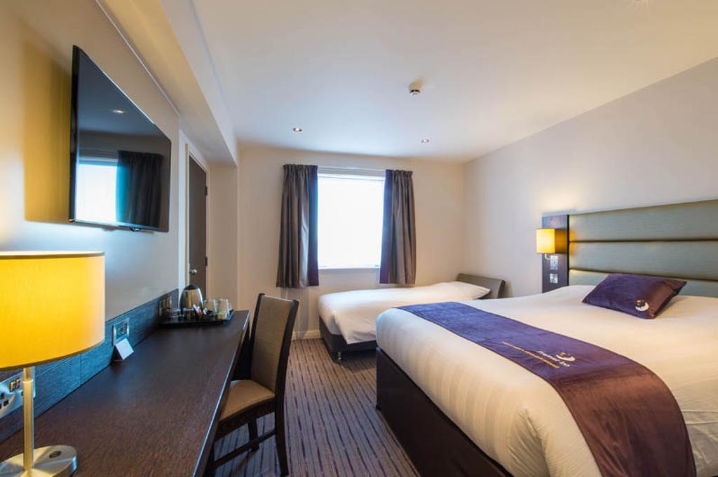 Premier Inn High Wycombe/Beaconsfield Esterno foto