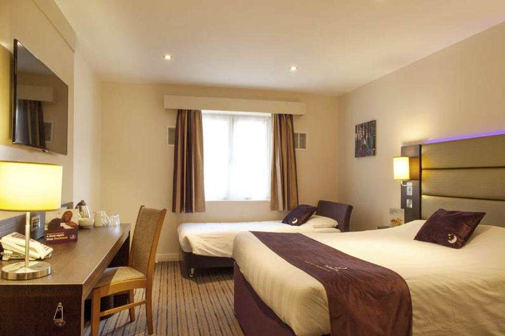 Premier Inn High Wycombe/Beaconsfield Esterno foto