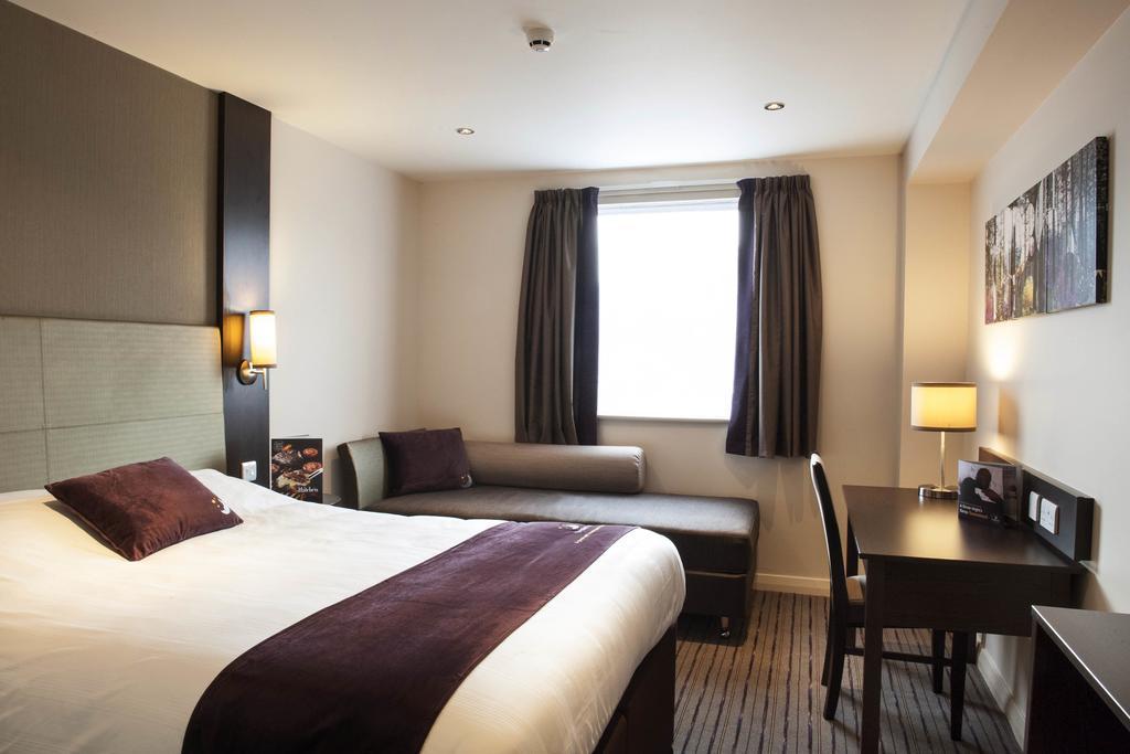 Premier Inn High Wycombe/Beaconsfield Esterno foto