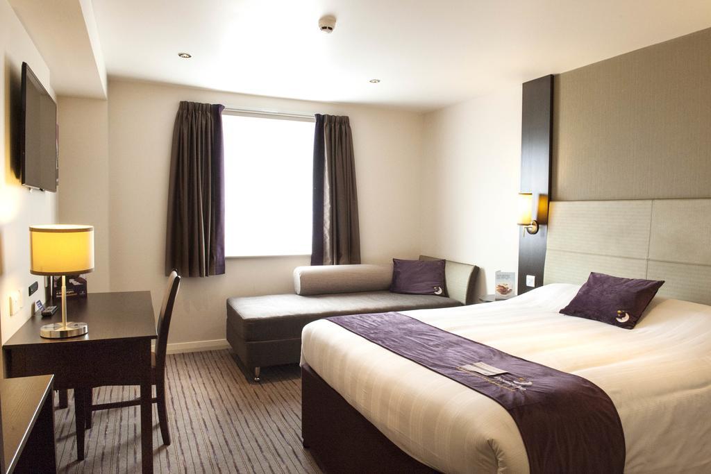 Premier Inn High Wycombe/Beaconsfield Esterno foto