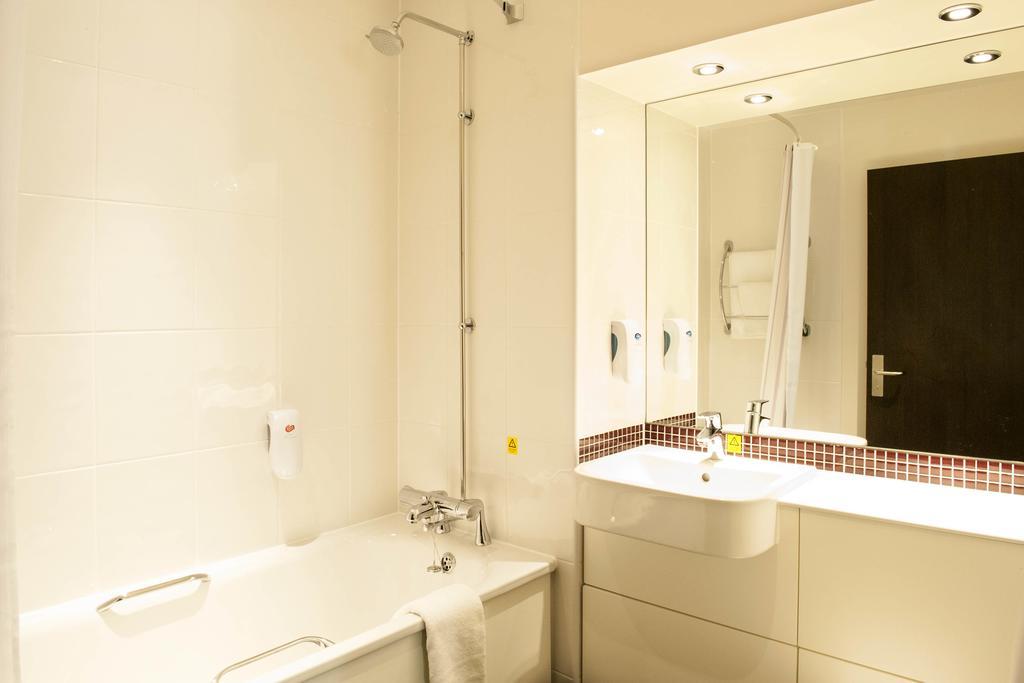 Premier Inn High Wycombe/Beaconsfield Esterno foto