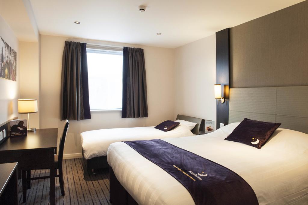 Premier Inn High Wycombe/Beaconsfield Esterno foto