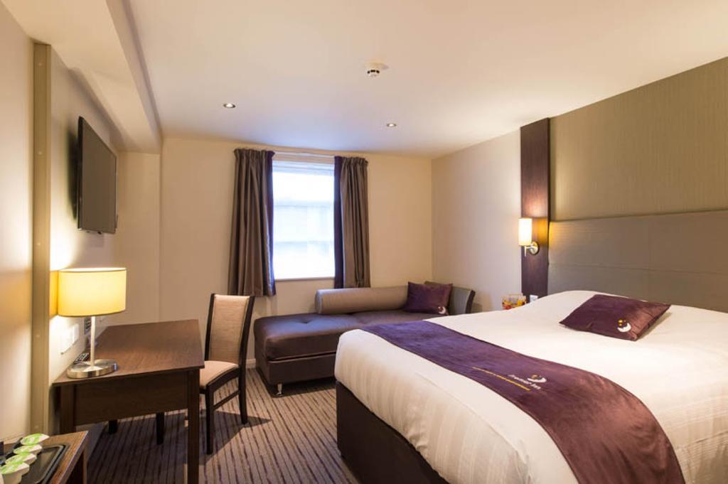 Premier Inn High Wycombe/Beaconsfield Esterno foto