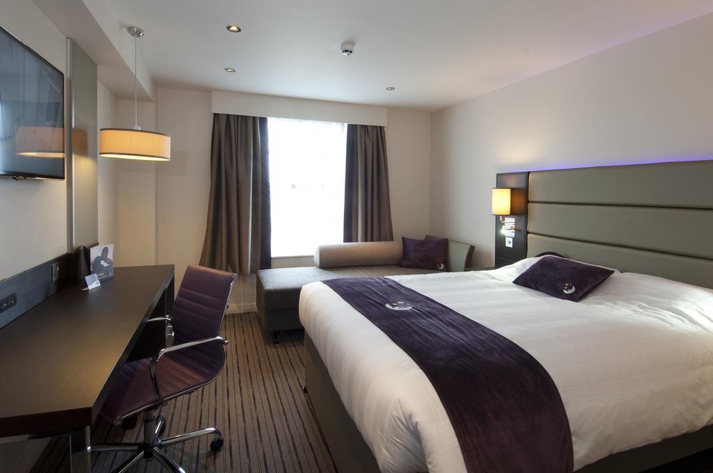 Premier Inn High Wycombe/Beaconsfield Esterno foto