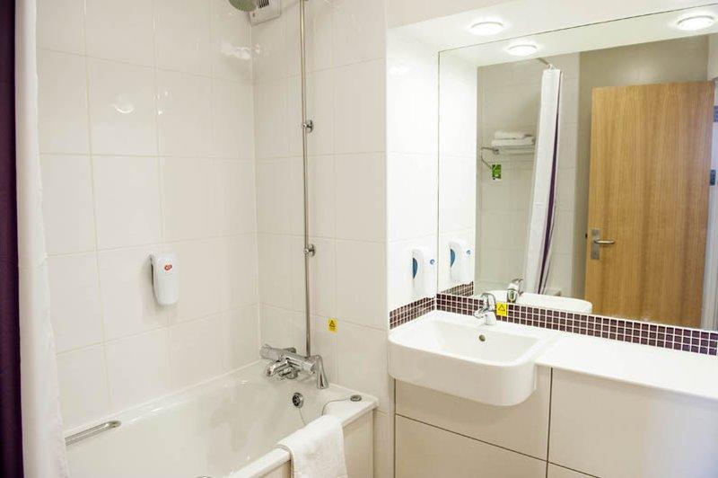 Premier Inn High Wycombe/Beaconsfield Esterno foto
