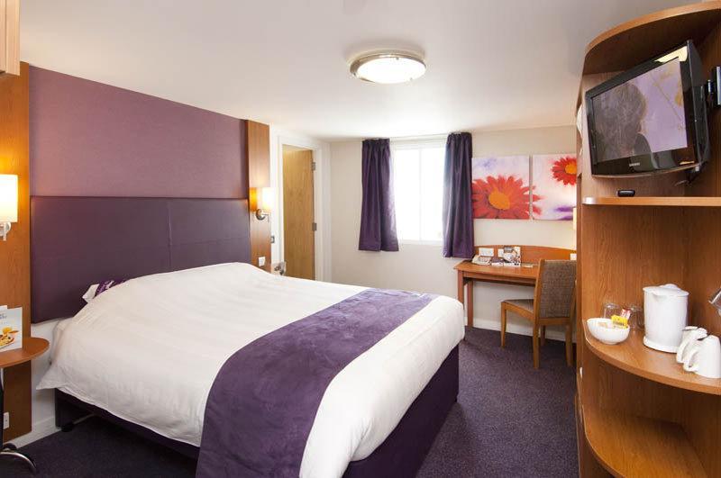 Premier Inn High Wycombe/Beaconsfield Esterno foto