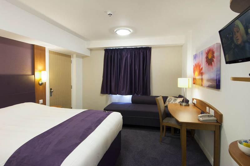 Premier Inn High Wycombe/Beaconsfield Esterno foto